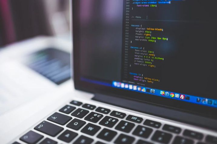 gray-laptop-computer-showing-html-codes-in-shallow-focus-160107-1-716x477